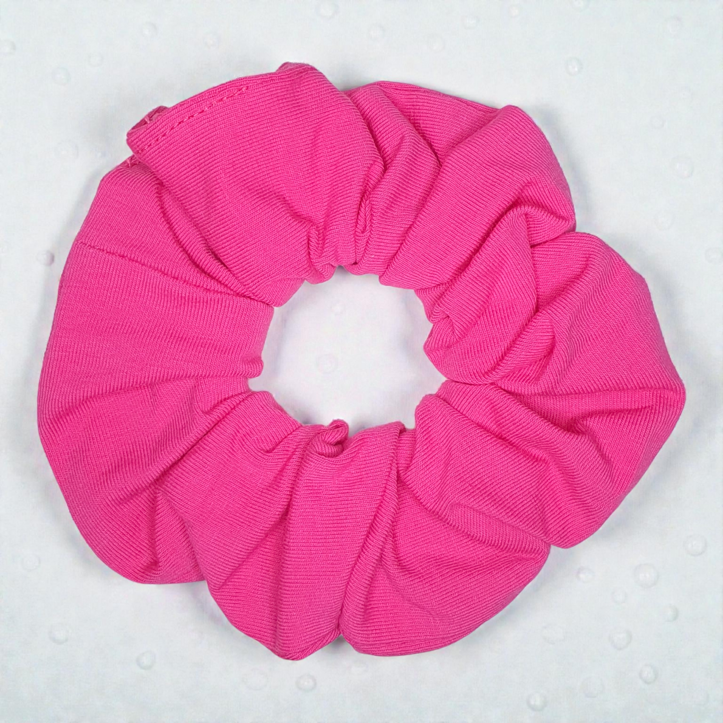 Fuksianpunainen puuvillainen hiusdonitsi Damaskilta, näyttävä ja pehmeä scrunchie hiusten kiinnittämiseen ilman kiristystä.