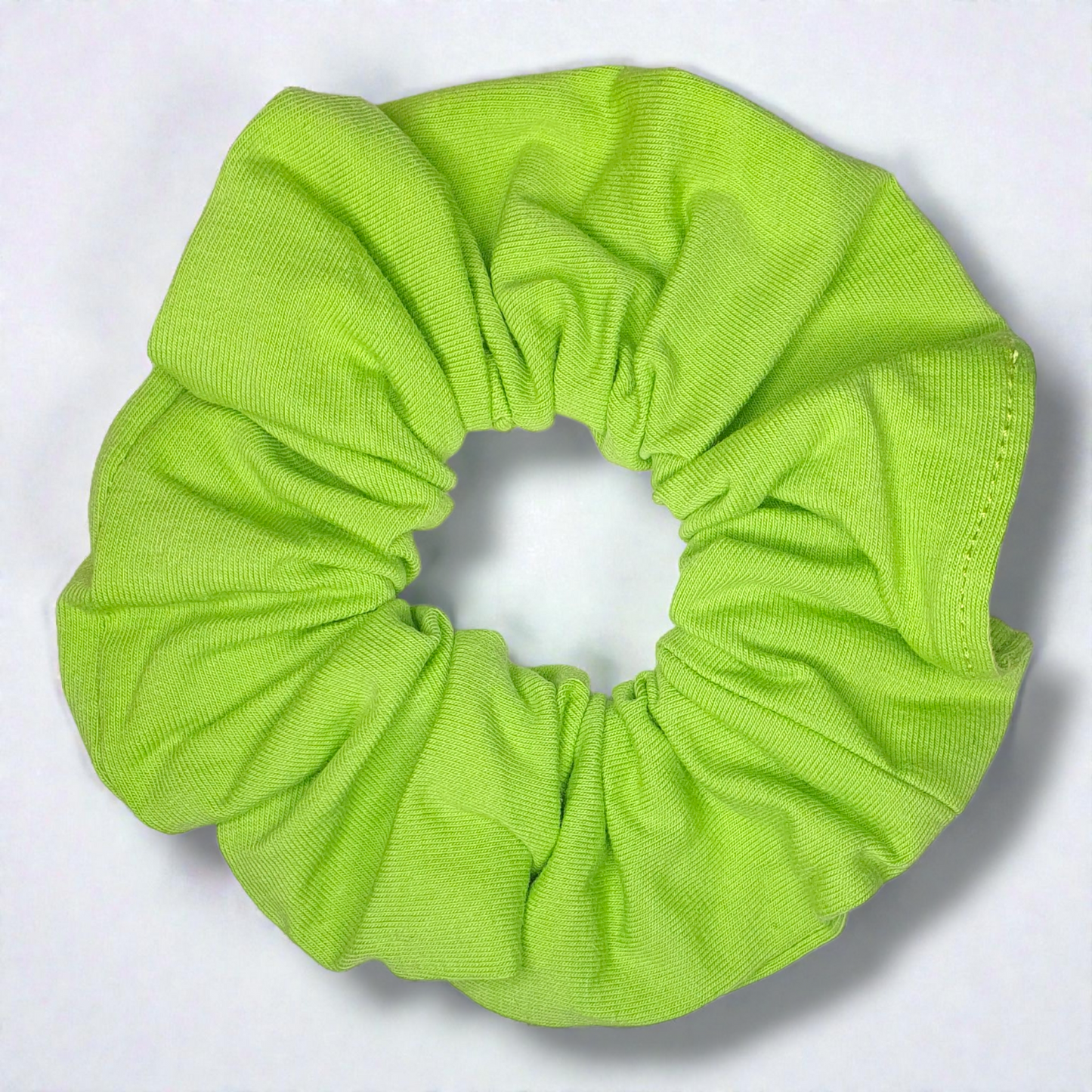 Limenvihreä puuvillainen hiusdonitsi Damaskilta, kevyt ja joustava scrunchie hiusten hellävaraiseen kiinnitykseen.